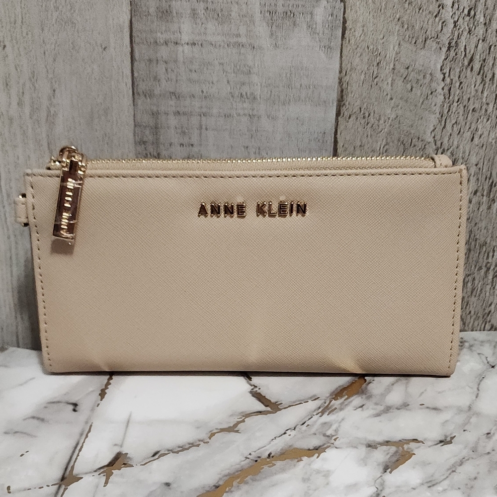 🌷NWOT Anne Klein Beige Zip Wallet🌷